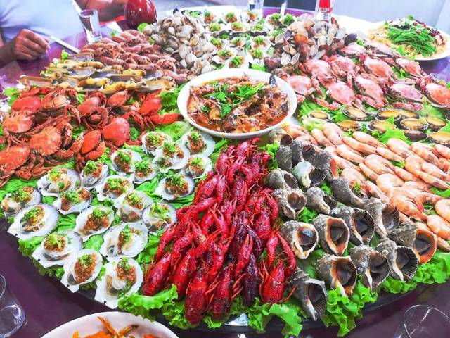 誰說東北農(nóng)家樂只有酸菜燉粉條,豪華海鮮宴你再了解一下!